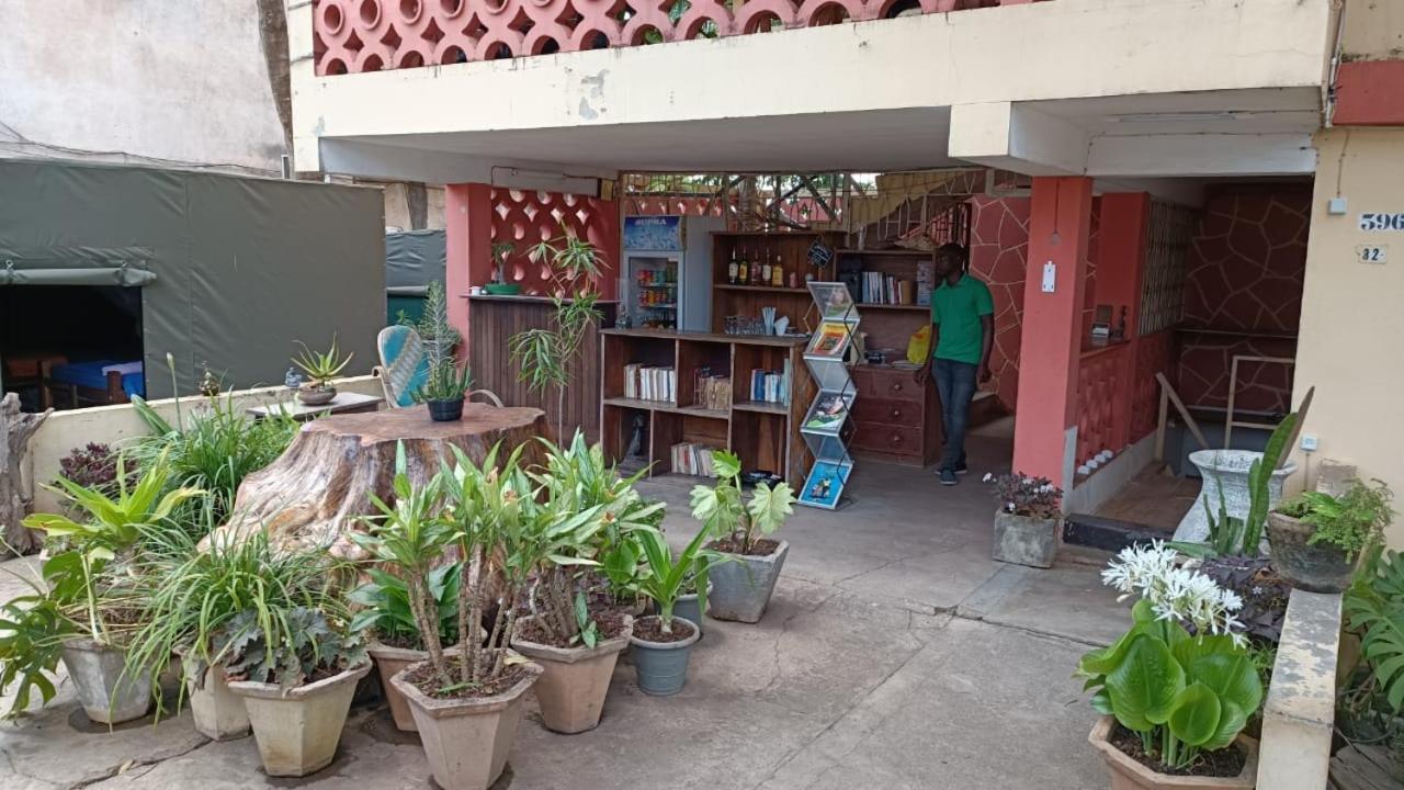 Ruby - Casa De Hospedes - Backpackers Nampula Extérieur photo